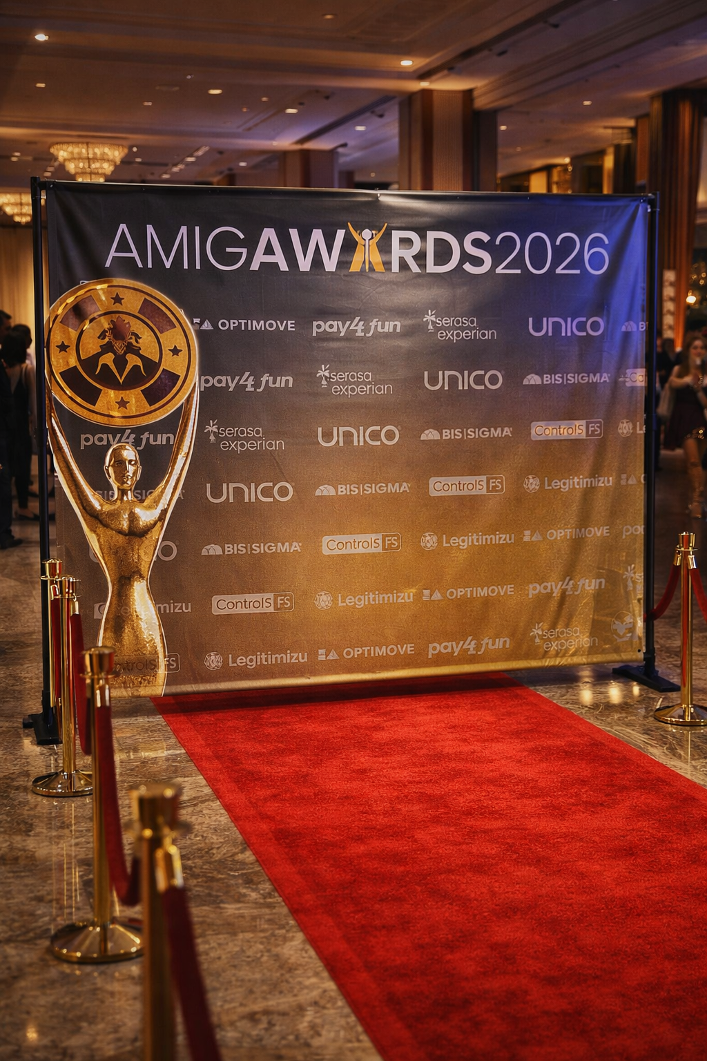 Backdrop backing para premiação corporativa com logos de patrocinadores e tapete vermelho em evento em São Paulo - estrutura de alumínio com lona impressa - SEMCO Displays