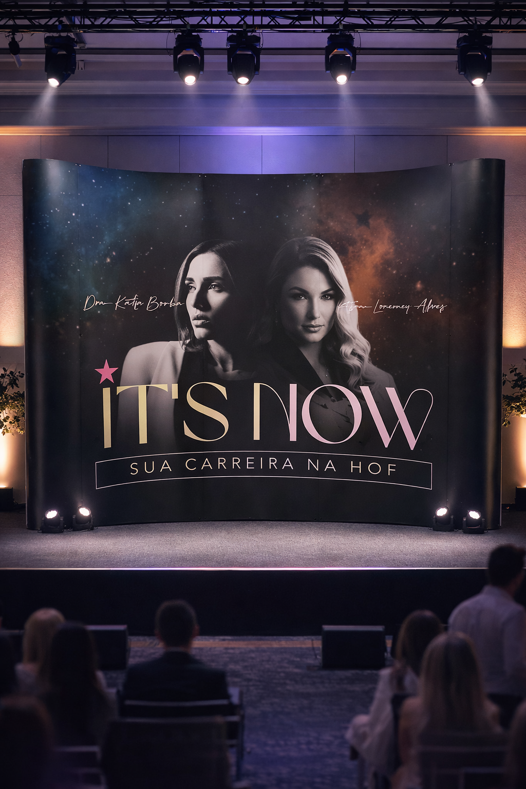 Painel pantográfico curvo pop-up para palco de evento corporativo em São Paulo - backdrop retrátil com impressão digital de alta resolução - SEMCO Displays