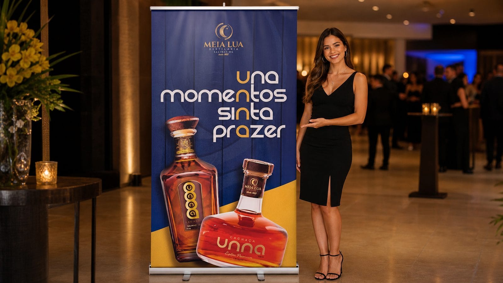 Banner roll-up personalizado em evento corporativo em São Paulo — estrutura alumínio com impressão látex