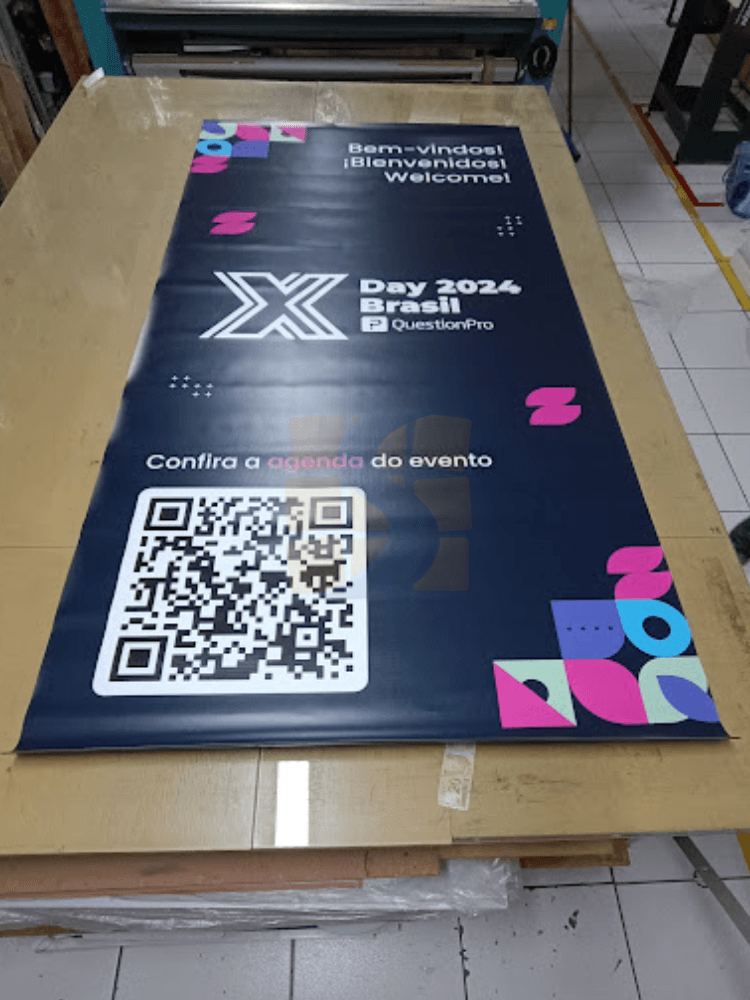 Estrutura de banner usada em evento corporativo