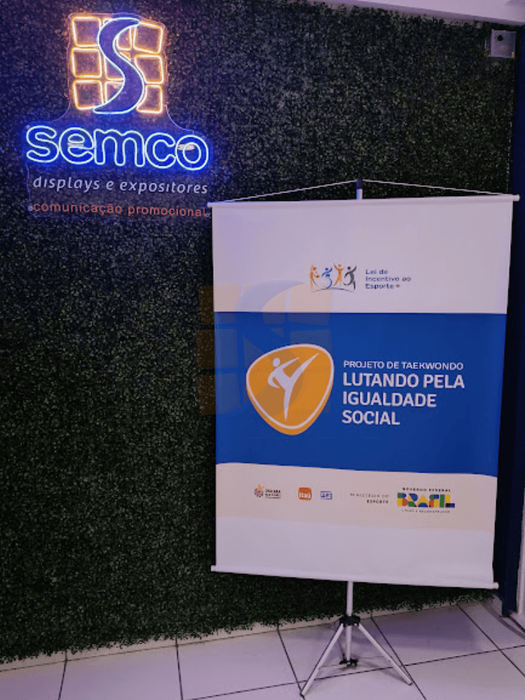 Exemplos de estruturas de banner usadas em eventos e comunicação visual